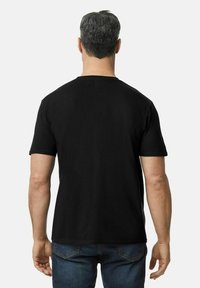 Mustat puuvillapaita lyhyillä hihoilla, pyöreällä kaula-aukolla ja normaalilla leikkauksella. Sileä textura, ei näkyviä kuvioita tai yksityiskohtia.