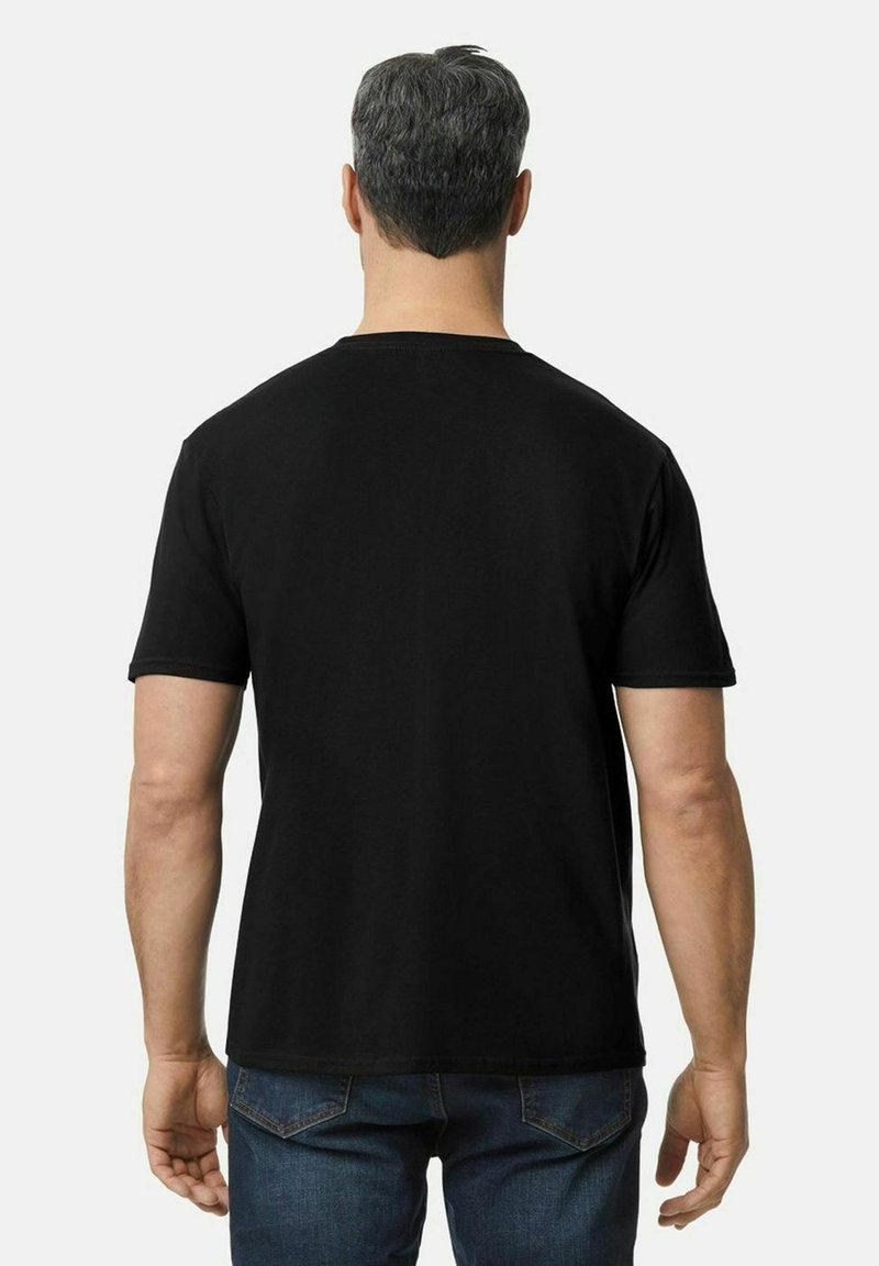 Mustat puuvillapaita lyhyillä hihoilla, pyöreällä kaula-aukolla ja normaalilla leikkauksella. Sileä textura, ei näkyviä kuvioita tai yksityiskohtia.