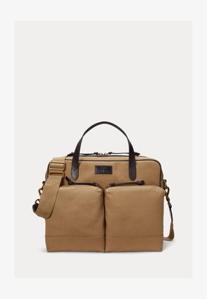 Geantă tip servietă din pânză de culoare bej, cu două buzunare frontale cu fermoar, mânere din piele maro închis și o curea ajustabilă pentru umăr cu accesorii din alamă.