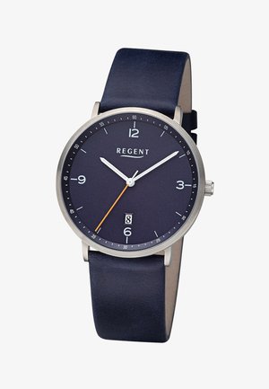 Montre analogique bleue avec boîtier argenté, aiguilles des heures et minutes blanches, aiguille des secondes orange, fenêtre de date à 6 heures, et bracelet en cuir noir.