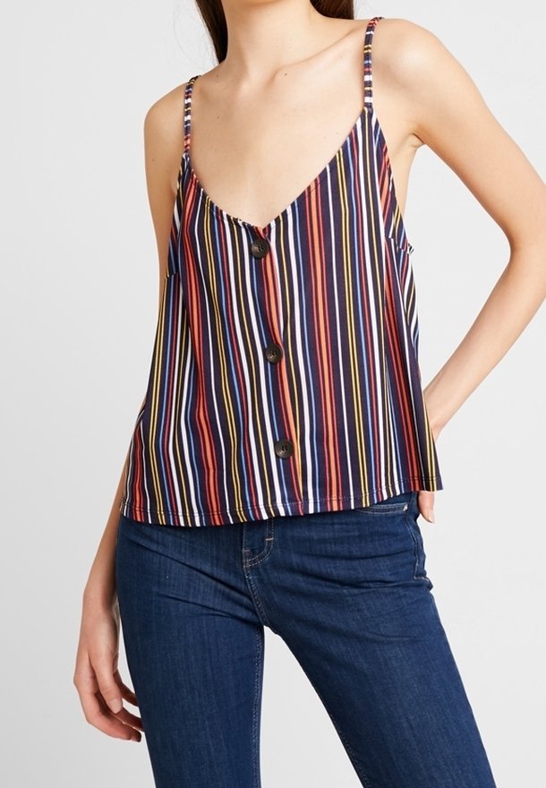 Débardeur rayé avec des lignes verticales multicolores, un décolleté profond, des bretelles spaghetti ajustables et trois boutons à l'avant.