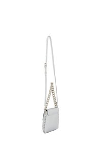 Sølv læder crossbody taske med flad design, der har en kæde og justerbar rem, samt dekorative syninger langs siderne.