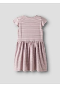 Robe rayée en rose pâle et crème, dotée de manches courtes, d'un col rond et d'une taille froncée menant à une jupe évasée.