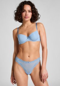 Lichtblauw lingerie set bestaande uit een gepadded beha met een gladde stof en kantaccenten, gecombineerd met een bijpassende doorzichtige thong met kantafwerking.