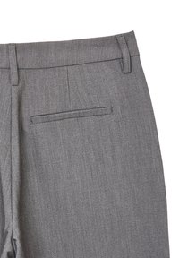 Graue Hosen aus einem glatten, strukturierten Stoff. Mit einem flachen Bund und einer einzelnen Gesäßtasche, die einen maßgeschneiderten Look betont.