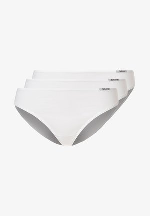 Trois paires de culottes de bikini blanches en tissu lisse, arborant un design minimaliste et un petit logo sur la taille.