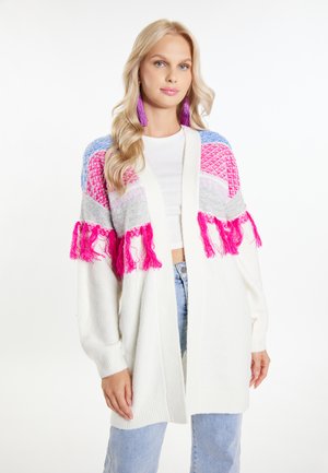 Cardigan bianco lavorato a maglia con accenti frangiati colorati in rosa, blu e grigio. Presenta maniche lunghe e un design aperto sul davanti.