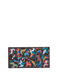 Alfombra de patrón animal multicolor con una base oscura, que presenta formas, texturas y diseños variados, incluidos manchas y rayas.