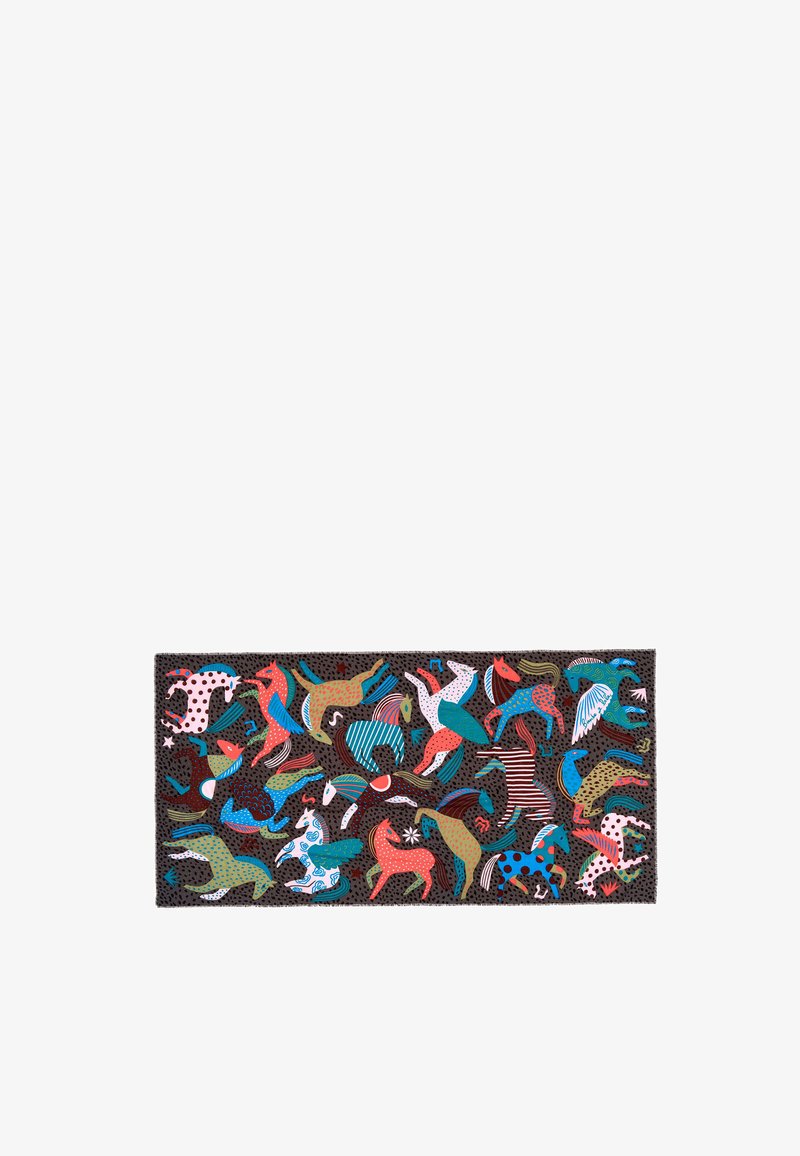 Alfombra de patrón animal multicolor con una base oscura, que presenta formas, texturas y diseños variados, incluidos manchas y rayas.