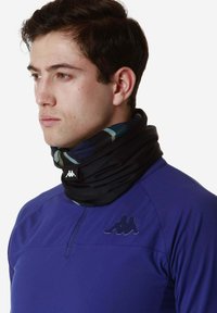 Gaiter multifunzionale nero e blu realizzato in tessuto traspirante, con un motivo camouflage e un logo in evidenza sulla parte frontale.