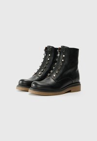 Chie Mihara TRISKA - Enkelkaarsjes - black