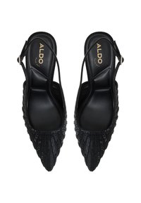 Černé lodičky na podpatku se špičatou špičkou, texturovanou látkou, zdobením a kovovými akcenty. Viditelné jméno značky "ALDO".
