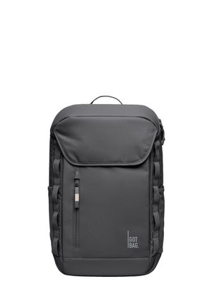 Musta suorakulmainen reppu, jossa on yläluukku, etutaskun vetoketju, sivulenkit ja "GOT BAG" -logo etuosan ala-oikeassa nurkassa.