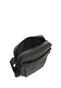 Borsa a tracolla in tessuto grigio con scomparto principale con zip e tasca esterna con zip. Presenta una tracolla piatta e una texture liscia.