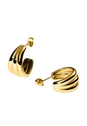 Paar kleine goldene Creolen mit geripptem, gedrehtem Design und Steckverschluss auf weißem Hintergrund.