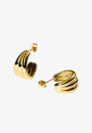 Paar kleine goldene Creolen mit geripptem, gedrehtem Design und Steckverschluss auf weißem Hintergrund.