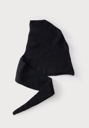 Cagoule noire en tricot avec une queue allongée, posée à plat sur un fond blanc.