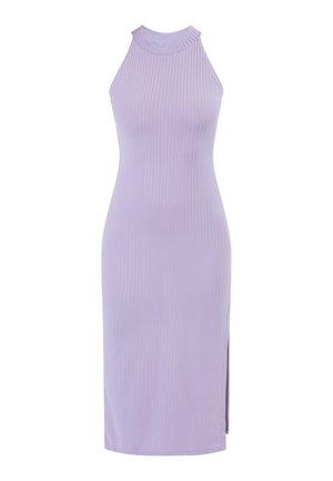 Rippendes, ärmelloses Kleid in hellem Lavendel mit hohem Hals und seitlichem Schlitz. Figurbetonte Silhouette mit glatter Textur.