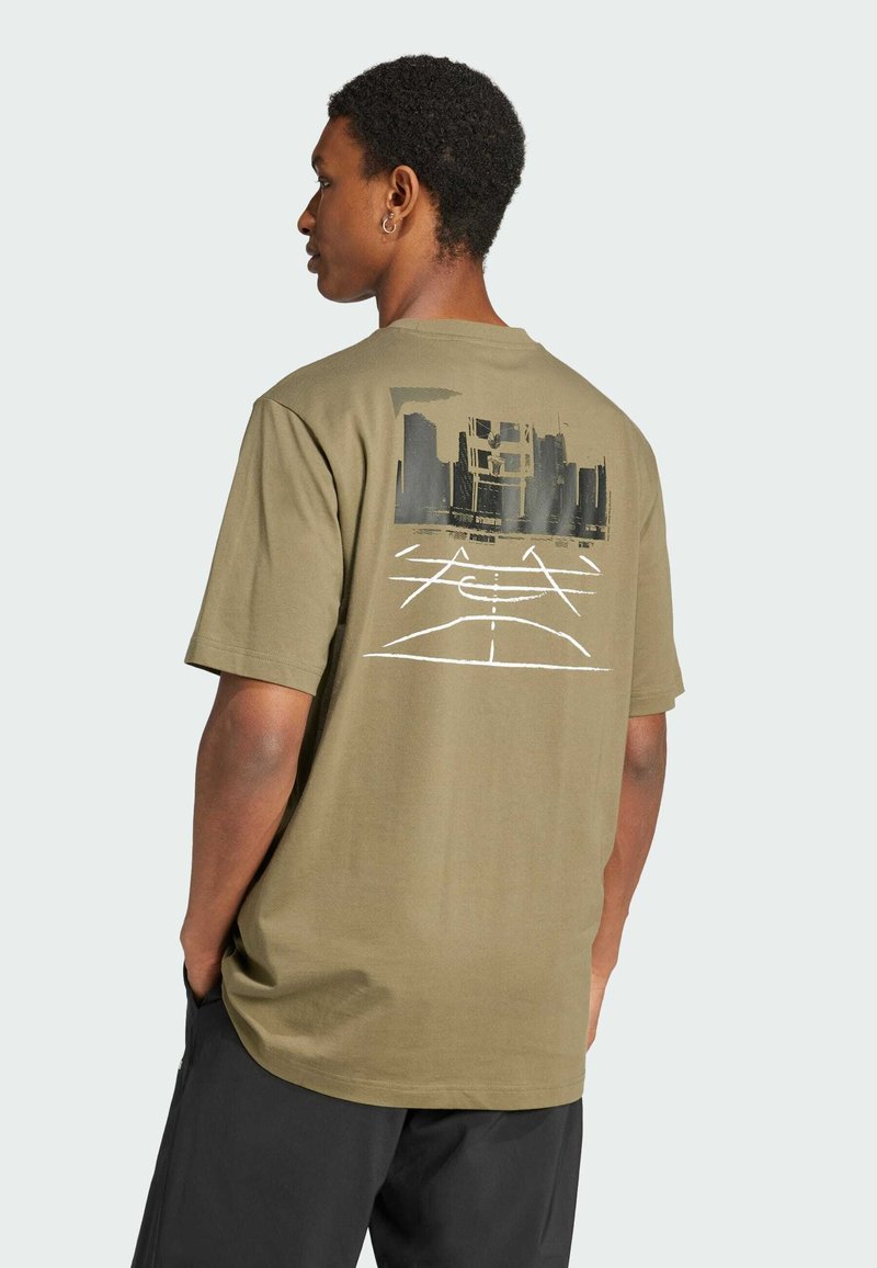 T-shirt in cotone verde oliva con maniche corte e stampa grafica che raffigura uno skyline urbano e un campo da basket sul retro.