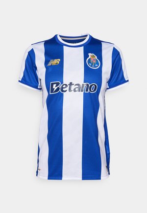 Blauw-wit gestreepte voetbalshirt met een ronde hals, voorzien van een logo op de borst en de tekst 'Betano', gemaakt van een lichte stof.