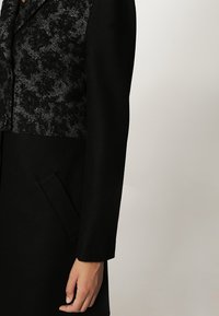 NAF NAF Klassisk kappa / rock - black