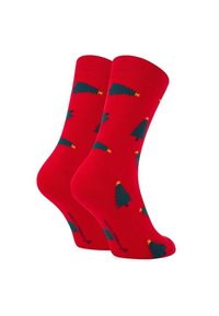 Czerwone skarpetki z powtarzającym się wzorem zielonych choinek bożonarodzeniowych z żółtymi gwiazdkami na szczycie. Materiał wydaje się miękki z teksturowanym wykończeniem.