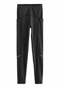 Leggings de sport noirs avec une coupe ajustée, dotés de poches latérales et d'accents réfléchissants le long de la jambe inférieure pour une meilleure visibilité. Texture douce.