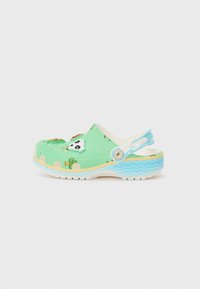 Grüner Clog aus strapazierfähigem Material, mit einem Design, das Panda- und Naturmotive zeigt, und einer hellblauen Wellenmuster-Sohle.