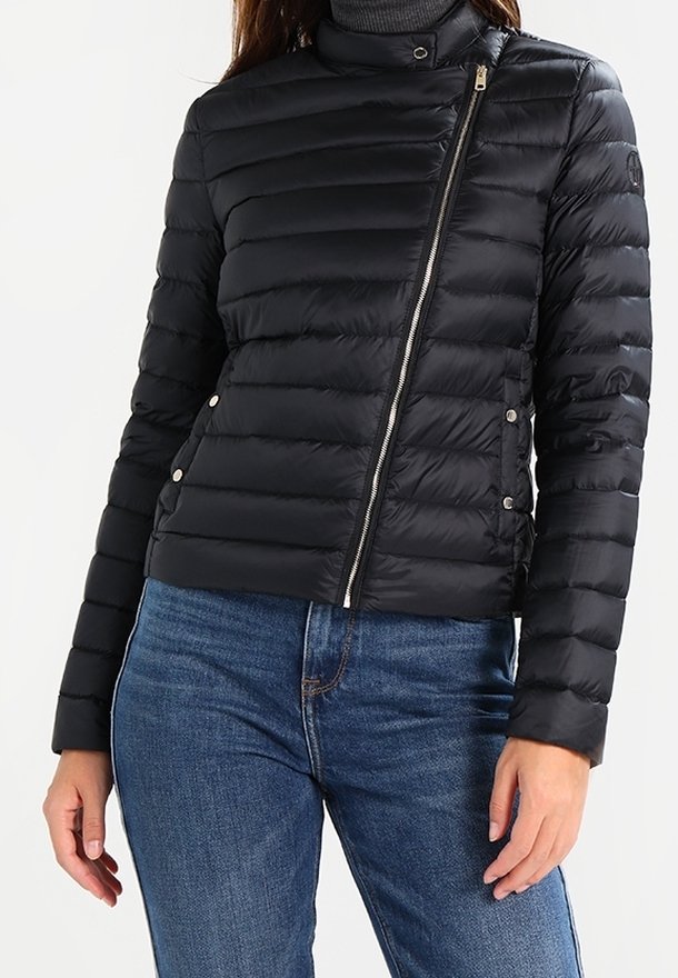 Sort pufferjakke med horisontalt quiltet design, sølvfarvet lynlås lukning og trykknapper. Designet med høj krave og tætsiddende ærmer.