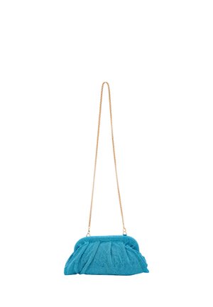 Borsa a plettro turchese realizzata in materiale testurizzato, con una tracolla in catena dorata per il trasporto. Forma compatta e arrotondata con dettagli arricciati.