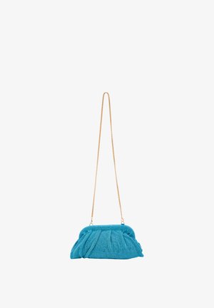 Turkis plisseret håndtaske lavet af tekstureret materiale, med en gylden kædetraspe til at bære. Kompakt, rund form med samlede detaljer.