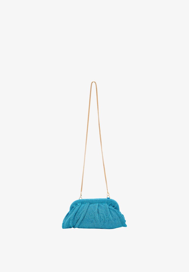 Vihreä pleatattu käsilaukku, joka on valmistettu strukturoidusta materiaalista ja jossa on kultaketju kantamista varten. Kompakti, pyöreä muoto, jossa on kerättyjä yksityiskohtia.