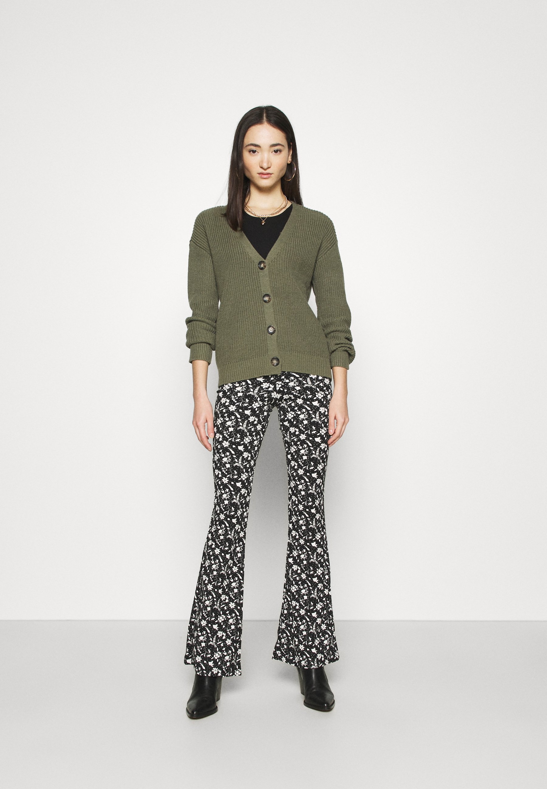 Topshop FLORAL FLARE - Broek - black/Zwart - Zalando.nl