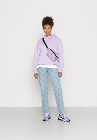 Monki Sweatshirt com capuz - lilac purple light solid