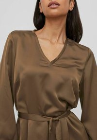 VILA MIT LANGEN ÄRMELN TAILLENGÜRTEL - Jurk - crocodile