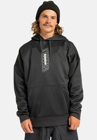 Zwarte hoodie gemaakt van een gladde stof, met een voorzak en een gecentreerd verticaal wit logo. Ontspannen pasvorm met verlaagde schouders.