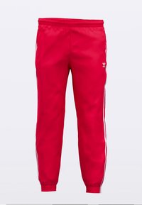 Pantalones deportivos rojos con una textura suave, con franjas blancas laterales y una cintura elástica, con un pequeño logotipo en la parte frontal.
