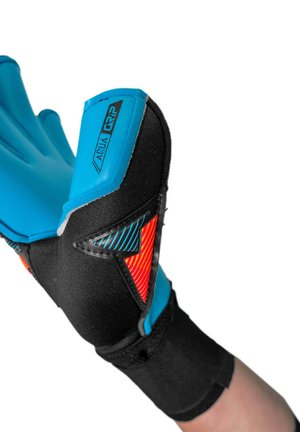 Linke Hand mit einem blau-schwarzen Torwarthandschuh, der ein rot-blau gemustertes Design und den Schriftzug "AQUA GRIP" auf dem Daumenschutz trägt.