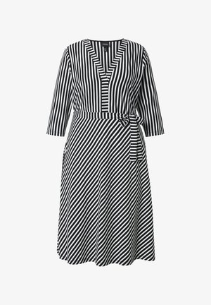 Schwarz-weiß gestreiftes Wickelkleid mit Dreiviertelärmeln, V-Ausschnitt und selbstgebundenem Gürtel in der Taille, Streifen verlaufen auf Rock und Oberteil in wechselnder Richtung.