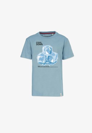 Lyseblå bomulds t-shirt med et grafisk motiv af tre isterninger og teksten "KØL NED" ovenfor. Korte ærmer og rund halsudskæring.