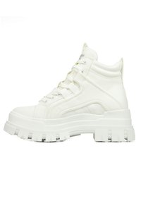 Weiße High-Top-Sneaker aus Canvas mit einer dicken Gummisohle, ausgestattet mit texturierten Akzenten und einem schnürbaren Design.