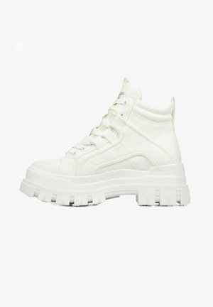 Białe wysokie trampki z materiału canvas, z grubą gumową podeszwą, posiadające teksturowane akcenty i sznurowany przód.