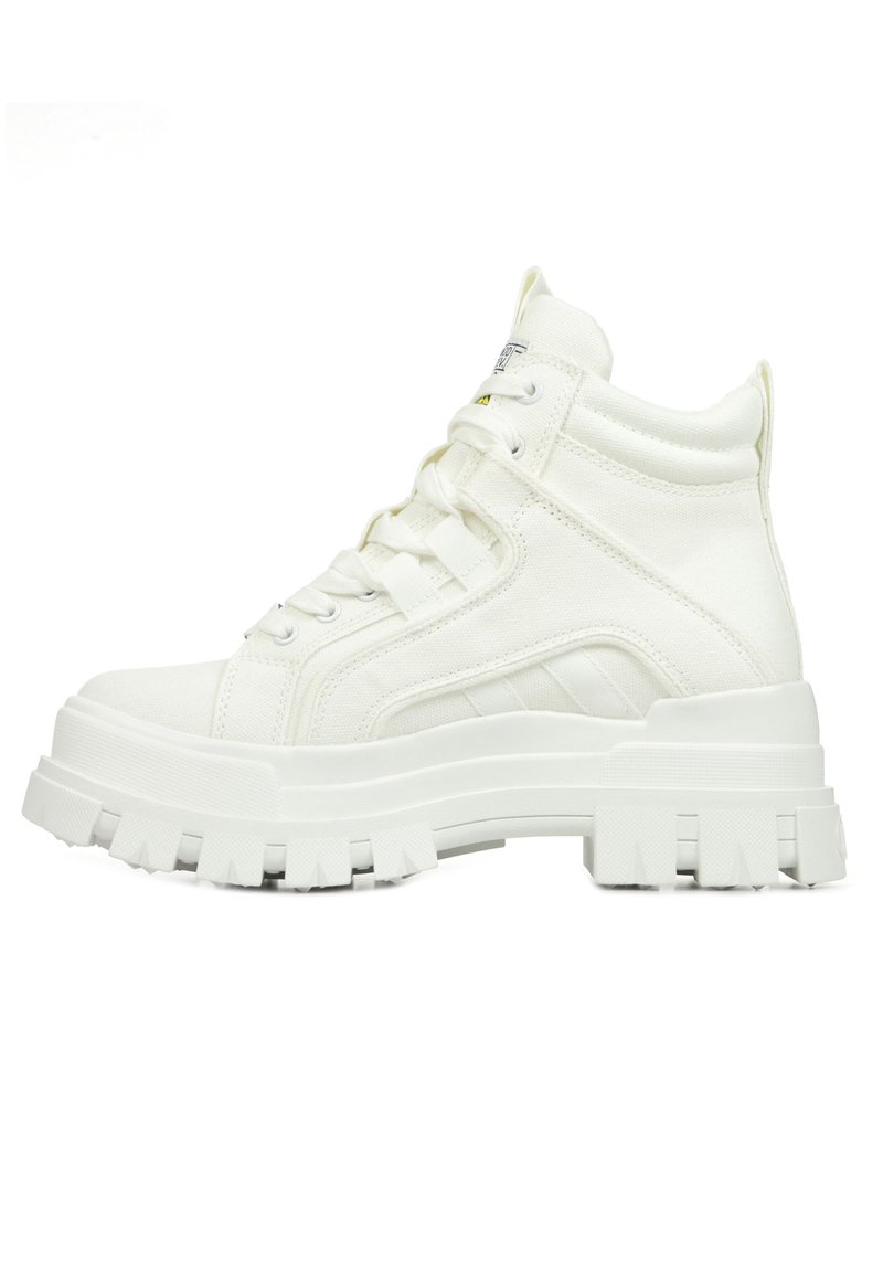 Weiße High-Top-Sneaker aus Canvas mit einer dicken Gummisohle, ausgestattet mit texturierten Akzenten und einem schnürbaren Design.