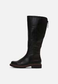 Bota de cuero negro hasta la rodilla con punta redondeada, paneles texturizados, cremallera lateral y suela de goma para un buen agarre. Costuras decorativas a lo largo de la parte superior.