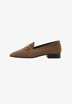 Bruine suède loafer met een puntige neus en een klein zwart hakje. Voorzien van een decoratieve band met een gouden metalen detail.