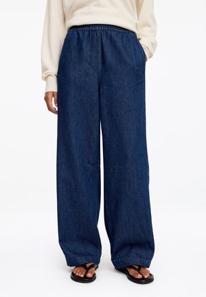 ARKET, ARKET BARREL-LEG DENIM TROUSERS - Jean boyfriend - blue
