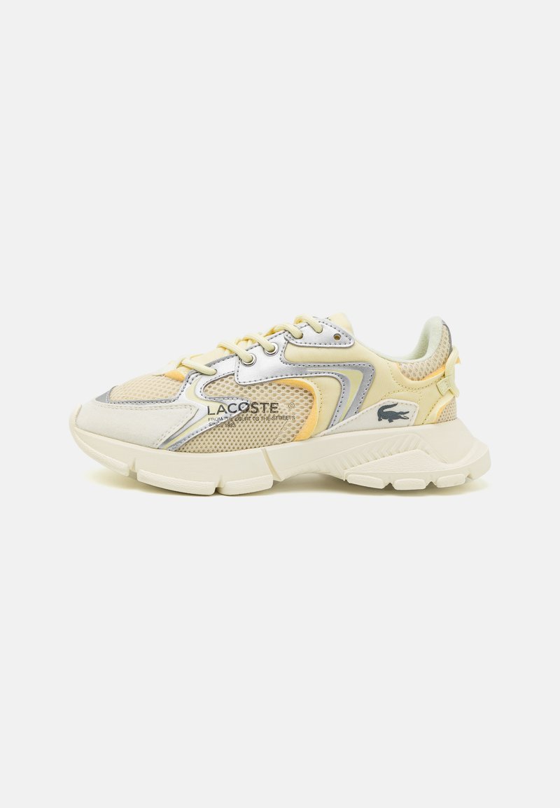 Baskets Lacoste avec une tige en mesh et synthétique jaune, argent et crème. Caractéristiques d'une semelle épaisse et d'un logo sur le côté.