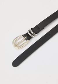 Cintura in pelle nera con una fibbia in metallo argentato lucido e snello, caratterizzata da due anelli decorativi sopra la fibbia per un tocco di dettaglio in più.