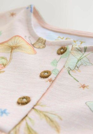 Helles rosa Gewebe mit Blumen- und Pilzmotiv, ausgestattet mit drei runden Holzknöpfen und einem runden Halsausschnitt. Weiche Textur.