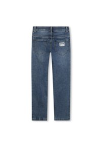 Jeans in denim blu scuro con taglio dritto, dotati di due tasche posteriori, un'etichetta sulla vita e dettagli cuciti.